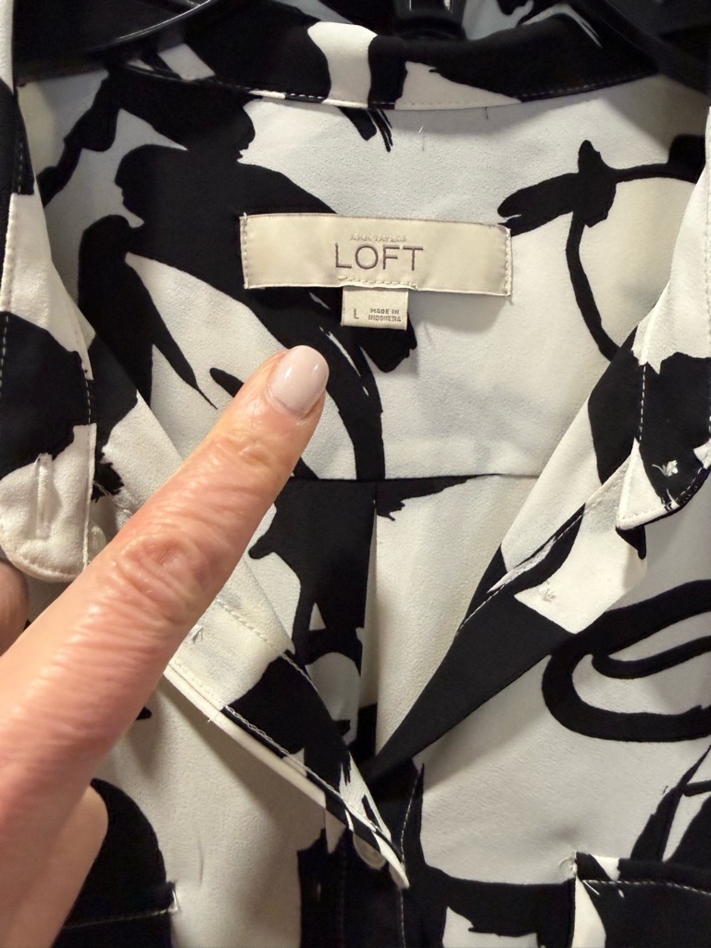 LOFT Black & White Abstract Floral Button-Down Shirt size Large - Picture 3 of 8